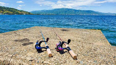 堤防で釣竿を海に落とした画像